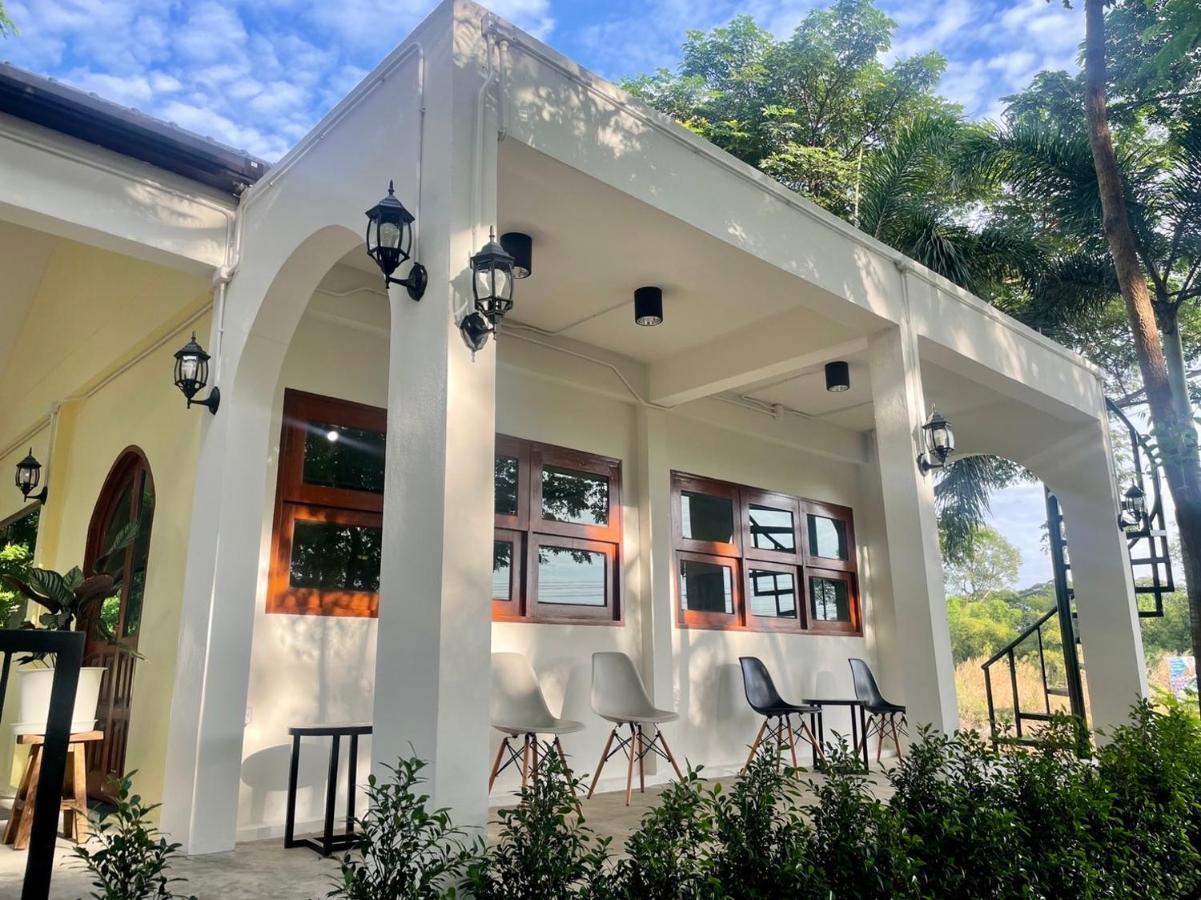 Rain Tree Cafe & Homestay Uthai Thani Exteriér fotografie