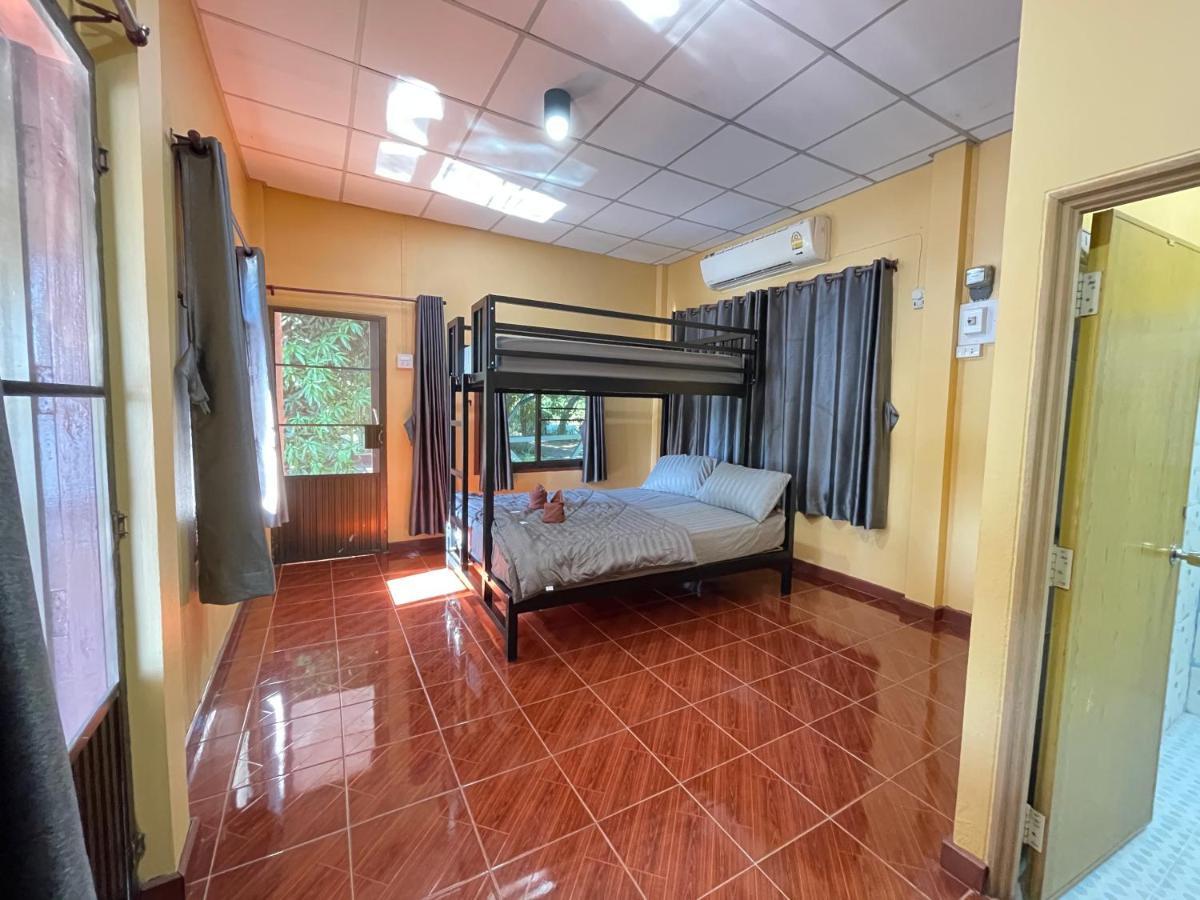 Rain Tree Cafe & Homestay Uthai Thani Exteriér fotografie