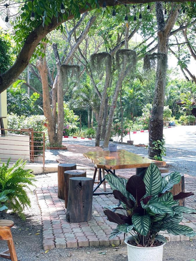Rain Tree Cafe & Homestay Uthai Thani Exteriér fotografie