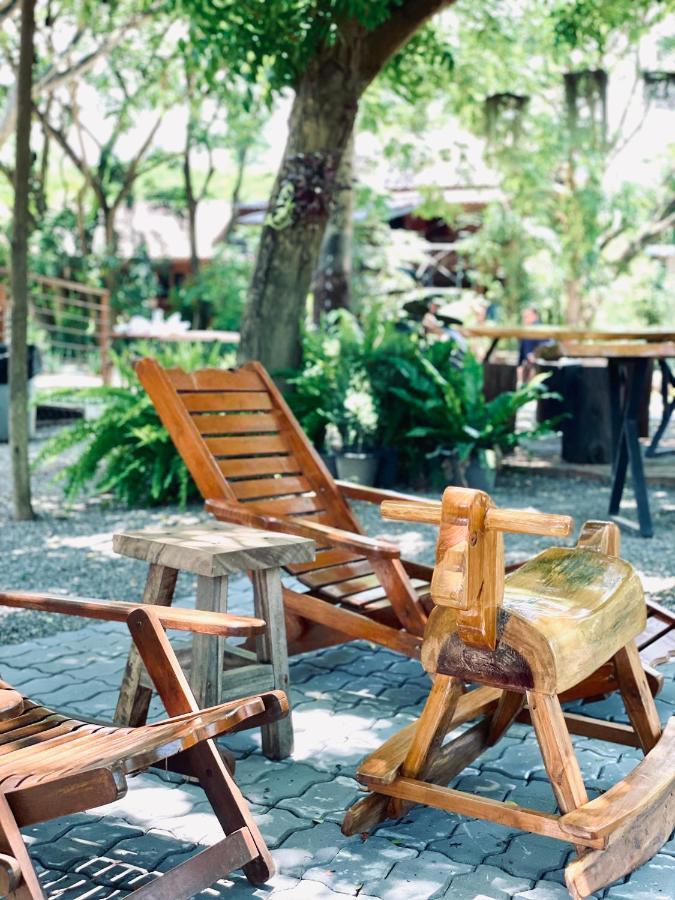 Rain Tree Cafe & Homestay Uthai Thani Exteriér fotografie