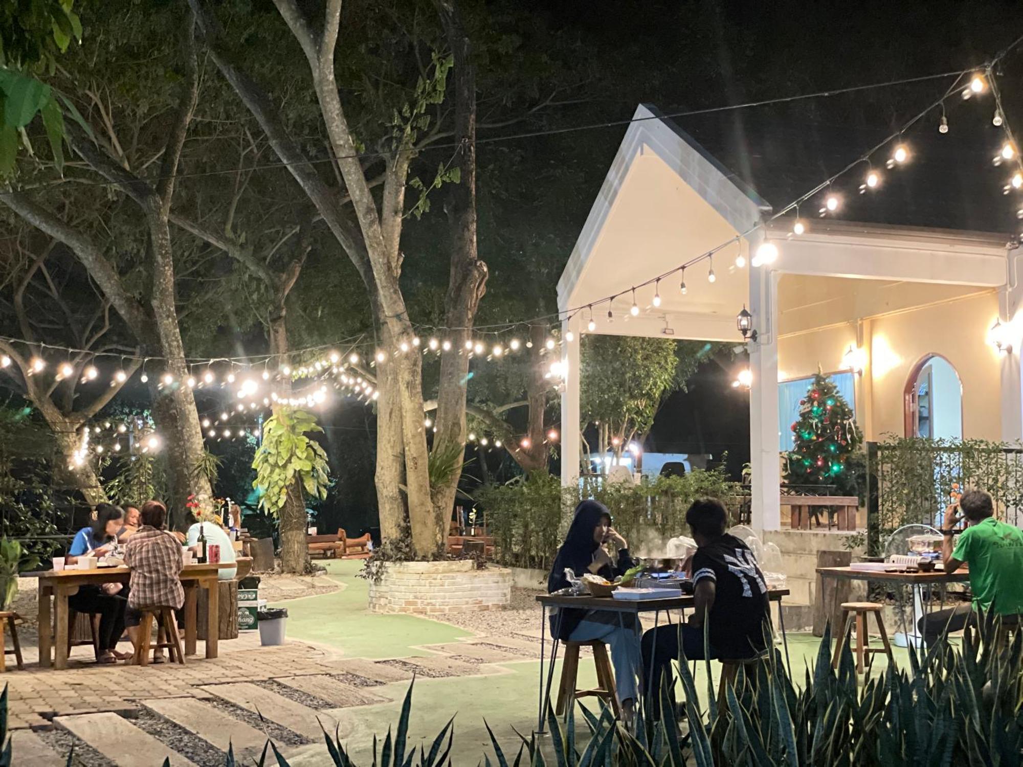Rain Tree Cafe & Homestay Uthai Thani Exteriér fotografie