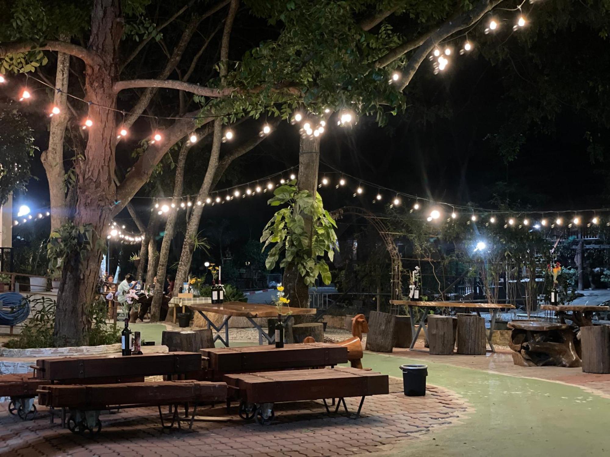 Rain Tree Cafe & Homestay Uthai Thani Exteriér fotografie