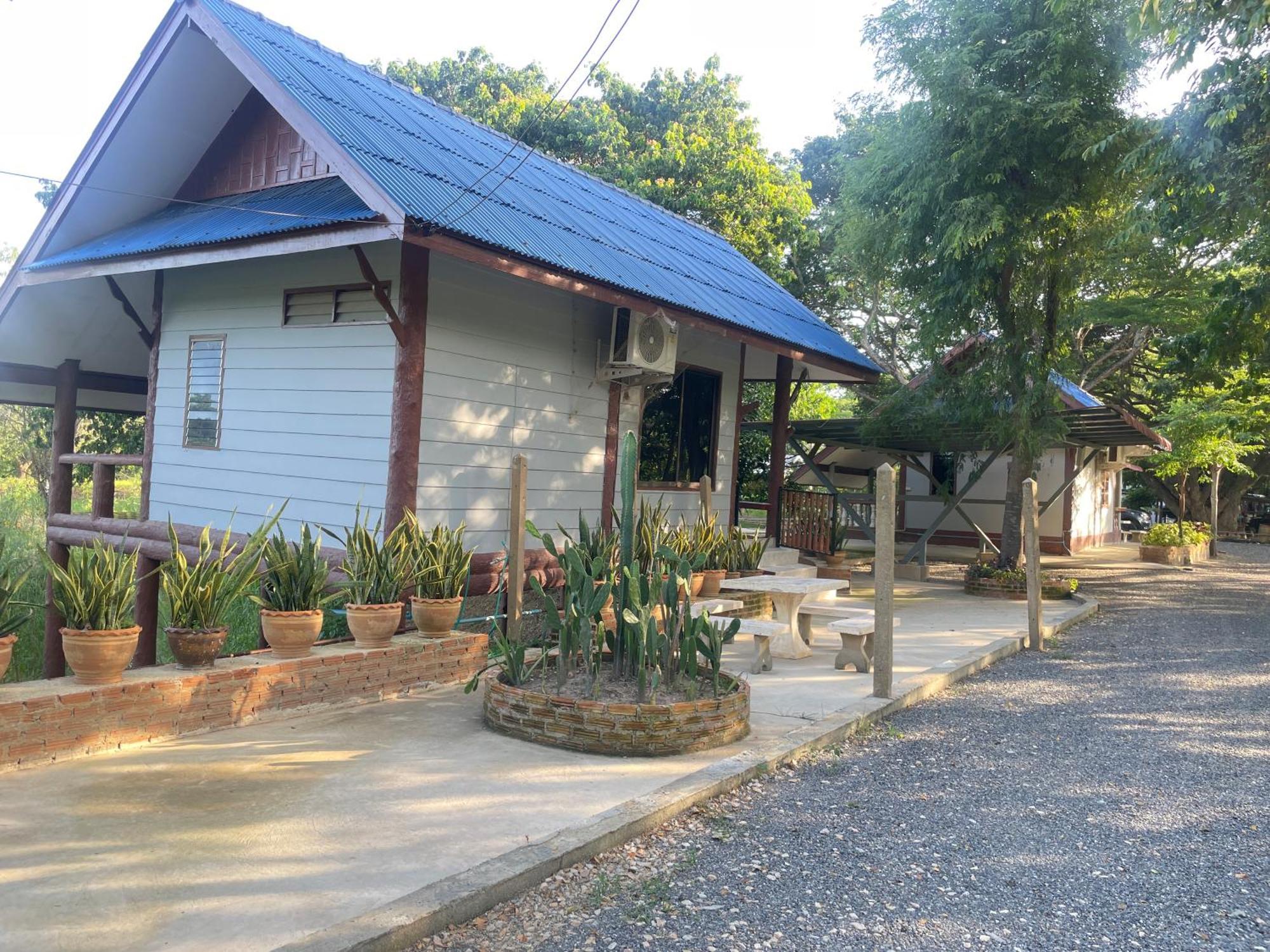 Rain Tree Cafe & Homestay Uthai Thani Exteriér fotografie