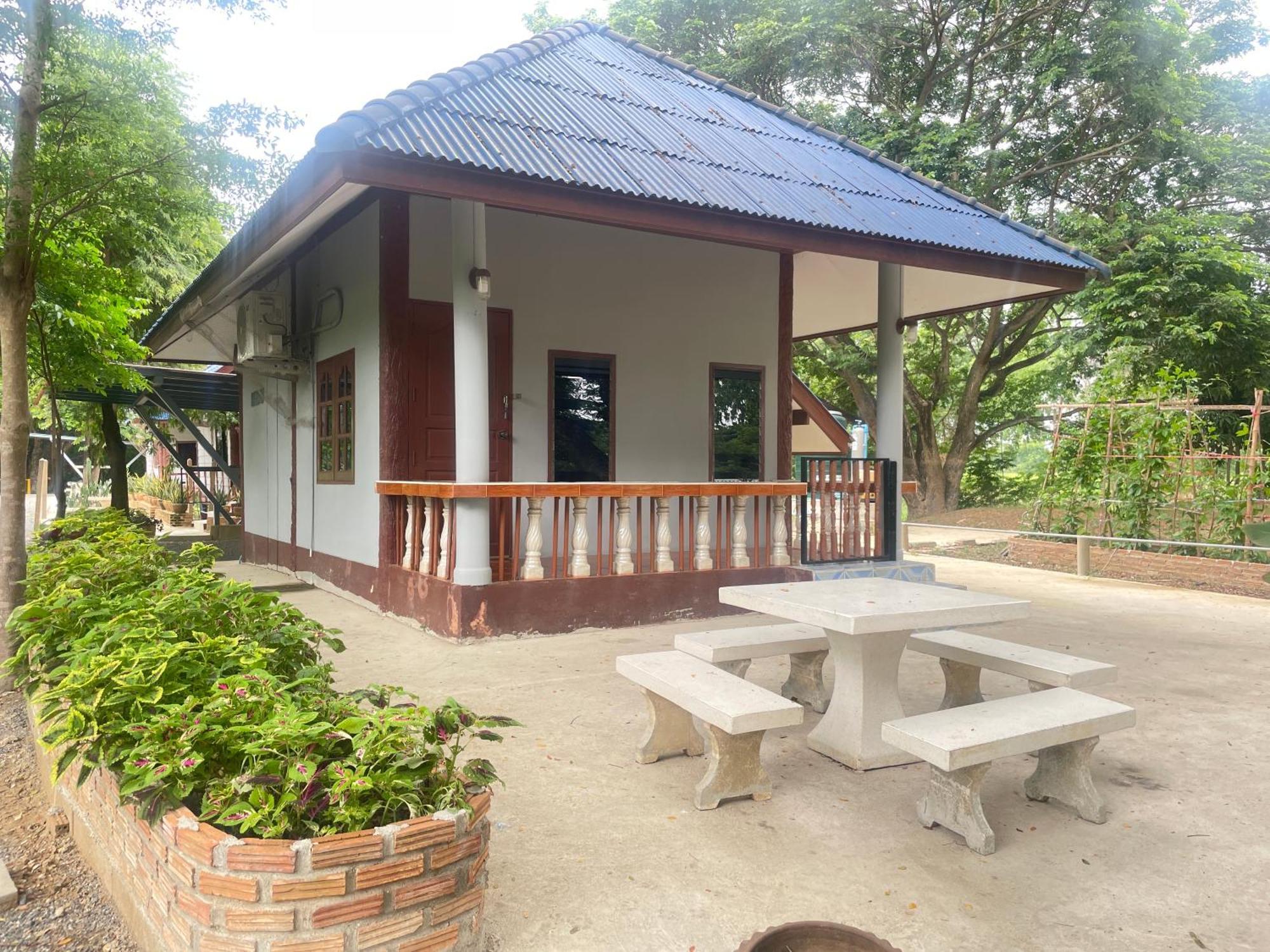 Rain Tree Cafe & Homestay Uthai Thani Exteriér fotografie