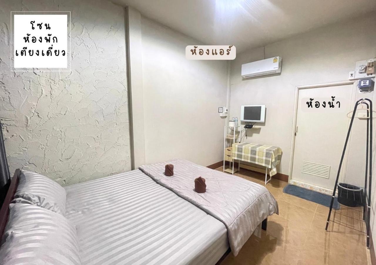 Rain Tree Cafe & Homestay Uthai Thani Exteriér fotografie